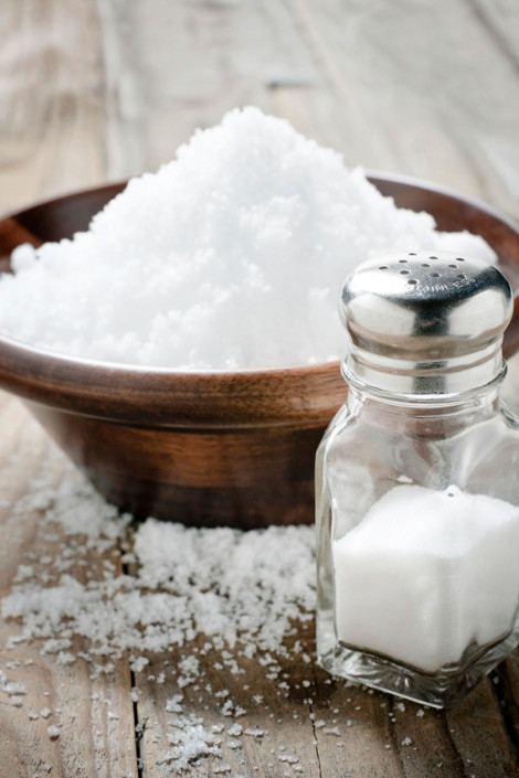 Muối biển và nước. Hòa hai thìa muối biển vào cốc nước ấm. Khuấy đều và đợi muối biển tan hết trong nước. Sau đó bạn dùng một miếng vải mềm sạch thấm vào dung dịch đã có và giữ chúng trên môi trong khoảng thời gian từ 15 – 20 phút. Cách làm này sẽ giúp bạn tẩy những vết cháy hoặc nứt môi.