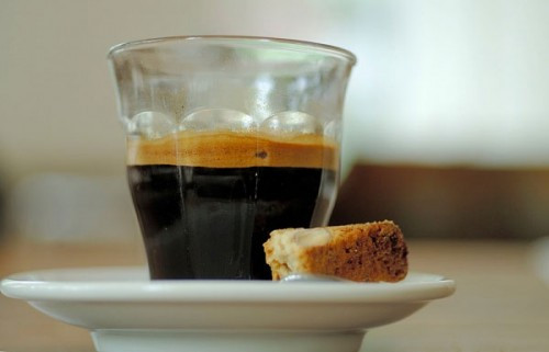 Hạn chế các loại đồ uống có chứa caffeine. Mùa lạnh là thời điểm tuyệt vời để thưởng thức cà phê hoặc trà nóng, nhưng bạn có biết rằng cafein sẽ làm mất nước cả cơ thể và đôi môi vô cùng nhanh chóng. Vì vậy, thay vì uống cà phê, bạn hãy dùng cà phê đã lọc bỏ cafein hay những loại trà thảo mộc vừa tốt cho sức khỏe vừa giúp cấp nước cho cơ thể.