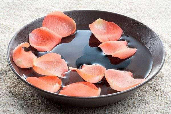 Cánh hoa hồng. Với đôi môi, bạn cũng có thể sử dụng cánh hoa hồng để dưỡng ẩm với phương pháp sau. Rửa sạch một lượng vừa phải cánh hoa hồng rồi ngâm với sữa trong vài giờ. Sau đó, nghiền nát cánh hoa hồng thành bột nhão. Sử dụng bột nhão này thoa lên môi mỗi ngày trước khi đi ngủ.