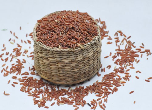 Nước gạo lứt rang: Trong gạo lứt còn nguyên vỏ có chứa nhiều các Vitamin B1, B2, B3, B5, B6 và các khoáng chất như canxi, sắt các nguyên tố vi lượng như Canxi, Sắt, Magiê, Selen, Glutathion , Kali và Natri. Gạo lứt không chỉ cung cấp dinh dưỡng mà còn giúpthanh lọc, giải độc cơ thể. Nước gạo lứt rang giúp các mẹ sau sinh thơm sữa, và sữa về nhiều hơn.