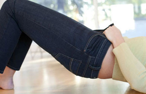 Mặc quần jean quá chật. Mốt mặc quần jeans đang trở nên thịnh thành ở tất cả các bạn trẻ. Tuy có nhiều lợi thế: đẹp, mốt, tôn vẻ đẹp con người, nhưng cũng giống như mặc áo nịt ngực, quần jeans quá chật sẽ làm ảnh hưởng đến quá trình lưu thông máu của cơ thể, nhất là ở đôi chân. Ngoài ra, nó còn gây bệnh viêm nhiễm bàng quang, nhiễm nấm bộ phận kín, gây khó chịu cho người trong cuộc.