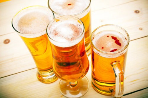 Làm chậm quá trình lão hóa. Bia có chất chống oxy hóa làm chậm quá trình lão hóa của da. Nó giúp loại bỏ các chất gây viêm da và giúp da duy trì được vẻ trẻ trung, tươi tắn. Bạn có thể rửa mặt với bia hoặc uống 1 lượng bia vừa phải mỗi ngày để có thể thấy rõ tác dụng này của bia.