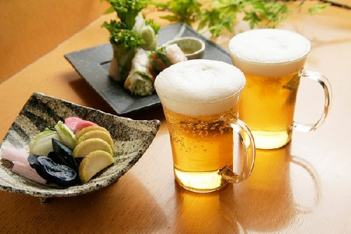 Làm sạch da. Bia có khả năng làm sạch các lỗ chân lông vì tính chất cồn tự nhiên của nó. Và chúng ta đều biết rằng cồn là một chất làm se rất hiệu quả. Vì vậy, bạn có thể dùng 1 miếng bông thấm vào bia và lau sạch mặt sau khi đã rửa mặt.