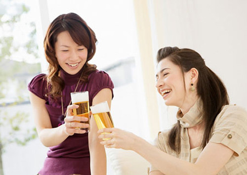 Trị mụn. Bia có một số đặc tính kháng khuẩn giúp chống lại mụn trứng cá. Vì vậy, hãy thêm bia vào trong các loại mặt nạ của bạn để có thể được tận hưởng làn da láng mịn, sạch mụn. Bạn có thể thử trộn 1 thìa nước chanh, 1 thìa mật ong, 1 thìa dầu ô liu và vài giọt bia để tạo thành hỗn hợp đắp mặt.