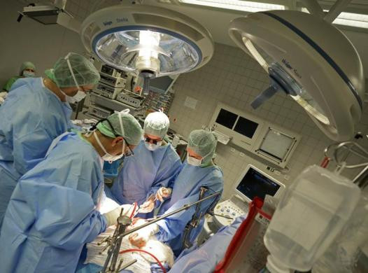 Nhóm bác sĩ đang tiến hành ca phẫu thuật gan cho bệnh nhân.