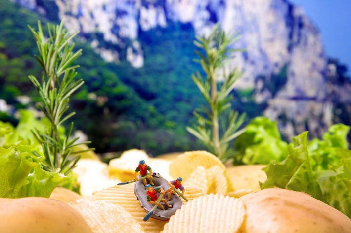 Những con sóng làm bằng snack và cây rau xà lách.