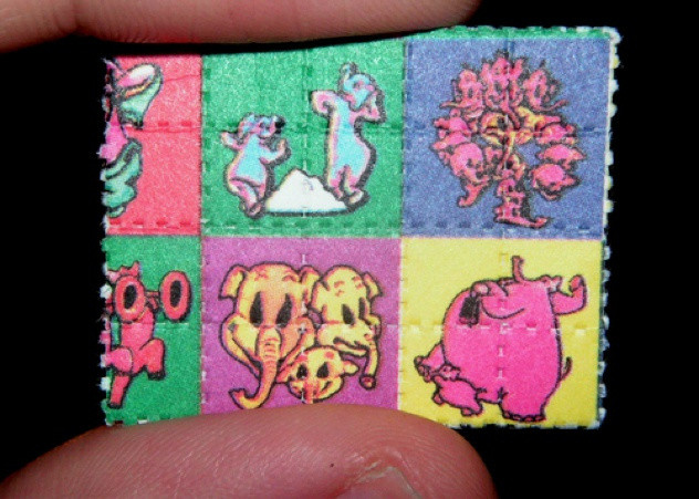 Các loại ma túy như diethylamide Axit lysergic (LSD) và MDMA (thuốc lắc) đã từng được sử dụng để điều trị cho bệnh nhân tâm thần hồi đầu thế kỳ 20. Trong những năm 1950 đến 1960, nhiều bài viết lâm sàng về thử nghiệm ma túy điều trị cho hơn 40.000 bệnh nhân đã được tiết lộ. Tuy nhiên, sử dụng ma túy trong điều trị tâm thần phân liệt và trầm cảm có thể khiến bệnh nhân thêm trầm trọng hơn, đến năm 1970 chất này đã được cấm sử dụng trong y tế.
