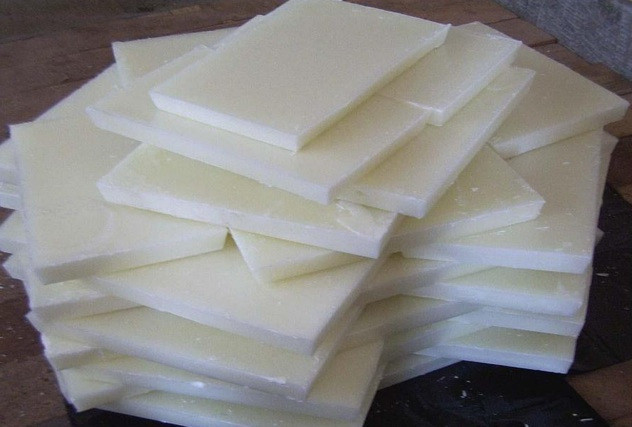 Sáp parafin. Ngày nay, các bác sĩ sử dụng Boxtox và collagen để trẻ hóa khuôn mặt, xóa nếp nhăn và nâng ngực. Nhưng lịch sử giảm nếp nhăn và nâng cấp vòng 1 thực sự xuất hiện sớm hơn mọi người nghĩ. Những nỗ lực giảm nếp nhăn và nâng ngực đã được thực hiện trước năm 1900, người xưa thực hiện chích sáp parafin trực tiếp vào khu vực da nhăn nheo hoặc ngực để làm căng da hoặc mịn da. Phương pháp này có thể gây vón cục, đau đớn, méo mó ngực ở phụ nữ xưa.