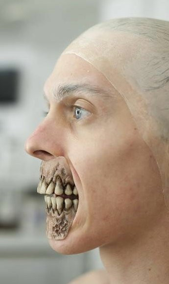 Tóc thật sẽ được phủ đi, và được gắn thêm hàm giả.