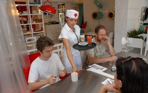 Quán cà phê phong cách bệnh viện và người phục vụ mặc đồng phục y tá.