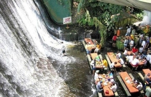 Chắc hẳn sẽ có rất nhiều người mong muốn được trải nghiệm cảm giác dùng bữa ở dưới thác nước này.