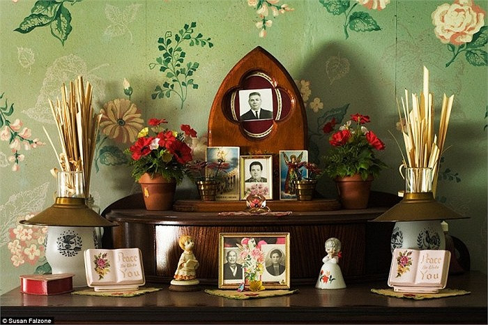 Những khung ảnh người thân của Grace trong nhà.