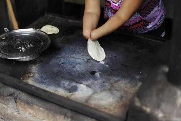 Cô Angelica đang làm bánh Angelica, một loại bánh có xuất xứ từ Mê-hi-cô (bánh tròn, mỏng làm từ ngô/bắp hoặc lúa mạch và trứng với đôi tay không có bàn tay.