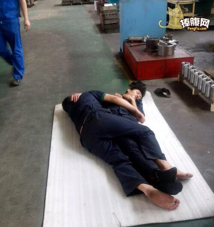 Những công nhân tranh thủ qua giấc trưa tại xưởng làm việc.