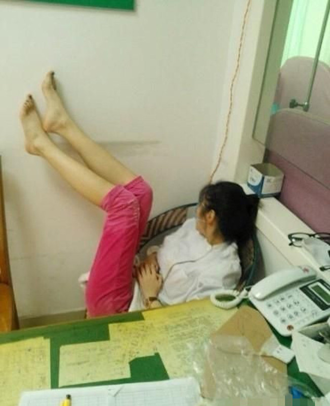 Tư thế gác chân khó đỡ của cô nhân viên trực điện thoại này.