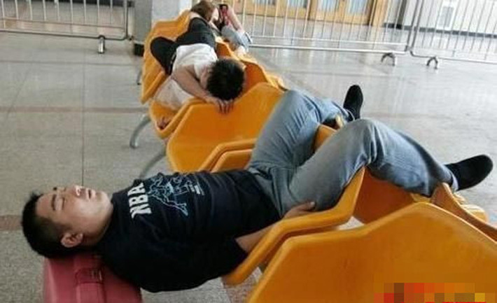 Những hành khách chờ chuyến bay khởi hành vật vã đủ mọi tư thế trên ghế chờ.