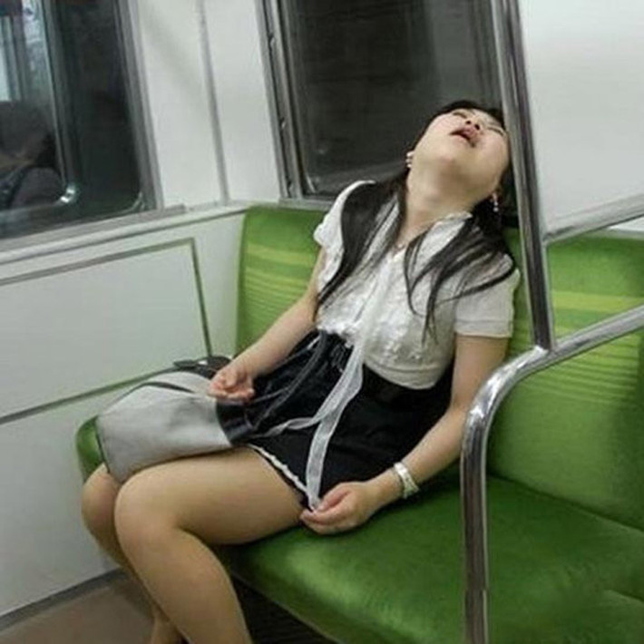 Cô gái xinh đẹp này không thể cưỡng lại cơn buồn ngủ trên xe bus.