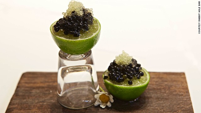 Doug Laming tại Sydney, Australia sử dụng công nghệ spherification (công nghệ làm đông chất lỏng như tạo trứng cá hồi giả), để tạo ra những viên ngọc trai từ rượu tan dần trong miệng. Loại cocktail này có giá 11 USD.