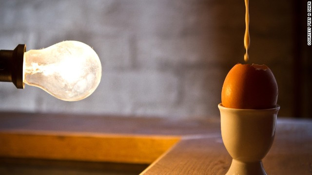 Cocktail Coquetier tại Berlin, Đức. Loại cocktail kỳ lạ này bao gồm rượu rum, sô cô la và quế được đặt trong một quả trứng gà. Chỉ 9,3 USD là bạn có thể thưởng thức loại cocktail này.