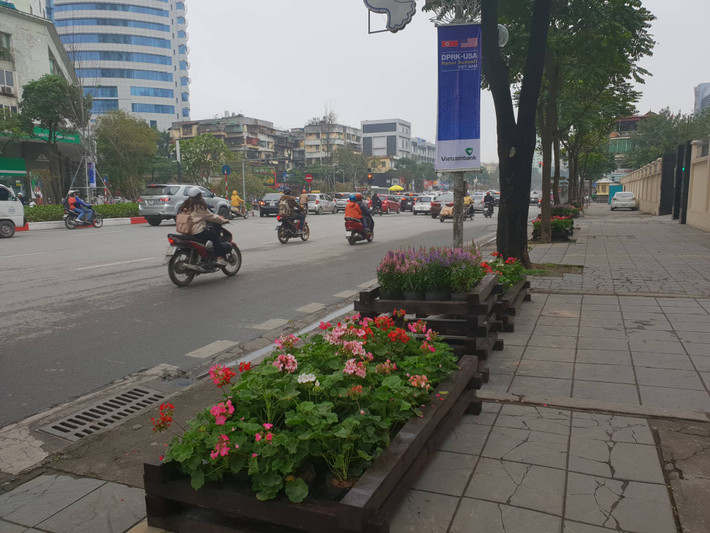 Các loại hoa đầy màu sắc được trang trí trên vỉa hè.