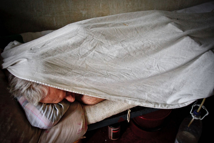 Nikolay, 66 tuổi, từng sống trong nhà dưỡng lão. Khi ông được chẩn đoán bệnh lao, ông được chuyển đến một bệnh xá.