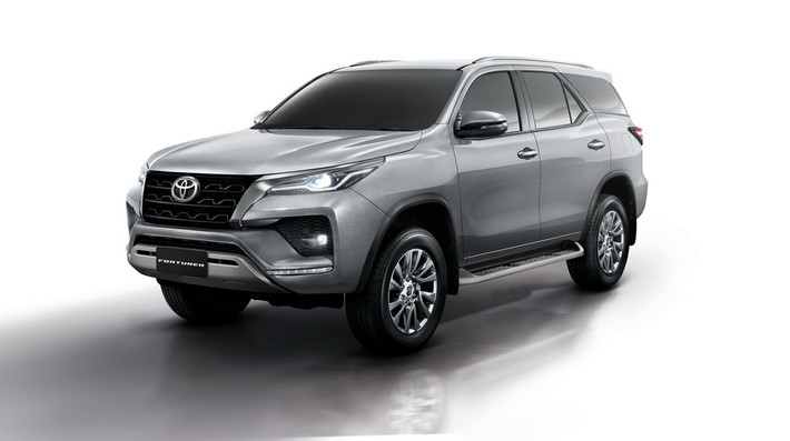 Trong khi phiên bản LEGENDER cao cấp hơn, Toyota đã tái thiết kế, sửa đổi toàn bộ phần đầu xe đặc biệt là cụm tản nhiệt cỡ lớn được chia làm 2 phần, đi cùng với bộ mâm kích thước lên đến 20 inch.