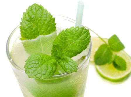Bạc hà cay. Trong khi bạn nghĩ rằng nhai kẹo có vị bạc hà sẽ làm cho hơi thở thơm tho là một ý tưởng tốt trước khi quan hệ tình dục thì nhiều nghiên cứu lại cho thấy rằng các tinh dầu bạc hà có trong bạc hà có thể làm giảm nồng độ testosterone và điều này có thể ảnh hưởng đến ham muốn tình dục của bạn. Chính vì vậy, điều này không có lợi cho các quý ông trước khi "quan hệ".