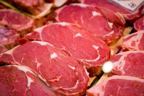 Thịt đỏ. Thịt đỏ thường có hàm lượng protein cao nên tiêu hóa chậm và giúp bạn no lâu. Đó chính là lý do tại sao những người muốn giảm cân lại thường chọn thịt đỏ nhiều hơn. Tuy nhiên, chính vì mất nhiều thời gian để tiêu hóa nên ăn nhiều thịt đỏ sẽ khiến bạn cảm thấy chậm chạp và buồn ngủ. Và điều này chắc chắn sẽ ảnh hưởng đến hiệu suất của bạn "trên giường" nếu như bạn ăn thịt đỏ trước khi tham gia "giao ban".