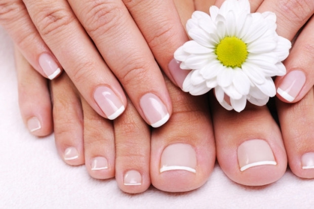 Nail trong suốt. Bất cứ màu gì, miễn là nó trong suốt. Hồng trong suốt, đỏ trong suốt, vàng trong suốt... Chúng đều "hợp pháp" với xu hướng 2014. Kiểu tô nail này mang đến cho bạn nét nhẹ nhàng, nữ tính, hơn nữa lại chẳng tốn mấy thời gian tô vẽ, tỉ mẩn mà chỉ cần đầu tư một lọ nail và bạn có thể làm nail cho mình ngay tại gia rồi.