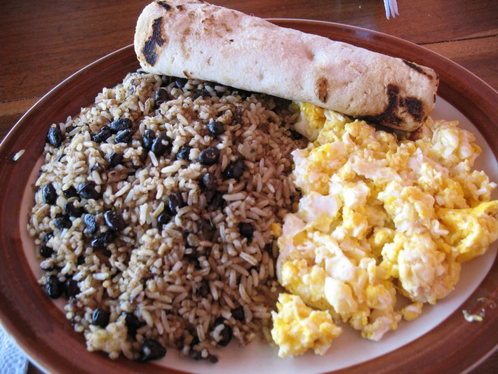 Gallo Pinto: 1 loại cơm trộn đậu kiểu Costa Rica.