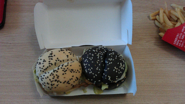 Hamburger kẹp đen và trắng. Là loại hamburger 1 hộp 2 màu đen trắng của McDonald’s, chỉ thịnh hành ở thị trường Trung Quốc và Hồng Kông. Vỏ bánh được nhuộm bởi màu mè đen và mè trắng. bên trong nhân có bò sốt tiêu đen, hành tây sắt lát nhỏ và ăn kèm với nước sốt cay.