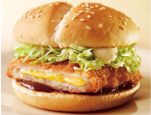 Burger Katsu pho mát. Nhân bánh gồm bơ Katsu bọc quanh miếng thịt heo chiên, ở giữa là trứng ốp lết tan chảy, kẹp với bắp cải thái lát và ăn cùng nước sốt chua ngọt. Món bánh kẹp này phổ biến tại Nhật Bản.