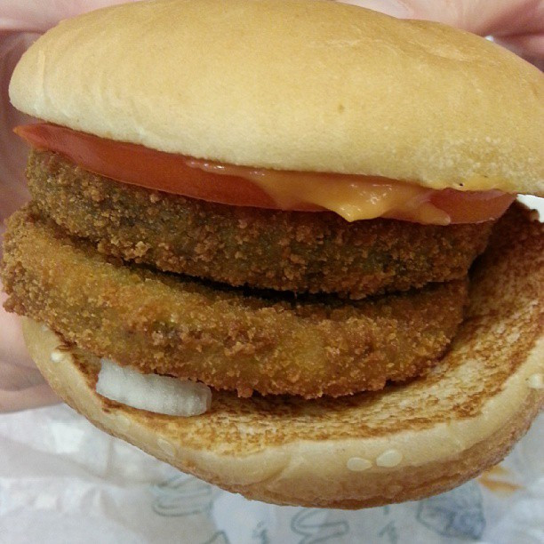 MacAloo Tikki Burger: Bánh kẹp kiểu Ấn Độ được làm từ khoai tây, lạc và gia vị.
