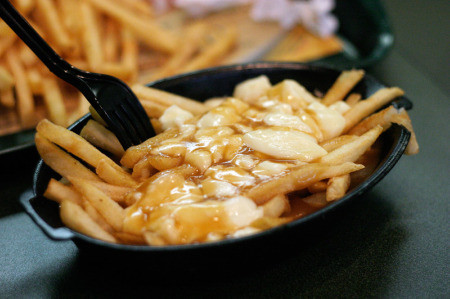 My Poutine: Khoai tây chiên kiểu Canada phủ sốt thịt và phô mai tươi