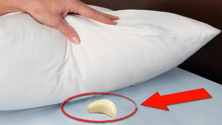 Đặt tỏi trên đầu giường ngủ hoặc dưới gối sẽ giúp làm giảm những cơn mộng mị, cho bạn những giấc ngủ sâu hơn. Đồng thời nó cũng sẽ hạn chế việc bị bóng đè hoặc nhìn thấy những thứ kỳ lạ.