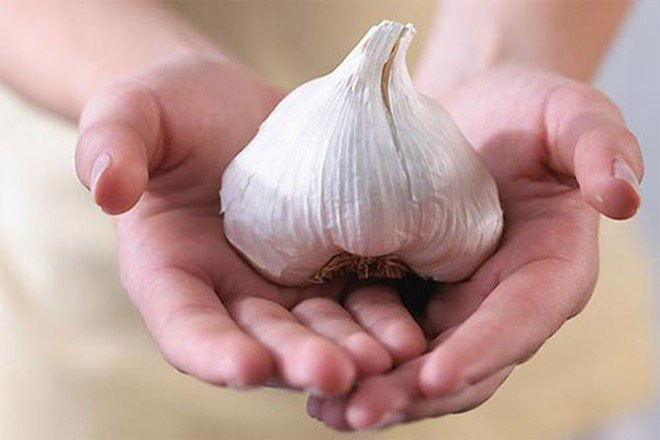 Dùng tỏi khi cảm thấy bất an, lạnh gáy. Bất cứ lúc nào bạn cảm thấy bất an, lạnh gáy thì nên thường xuyên lau mặt bằng khăn ướt.
