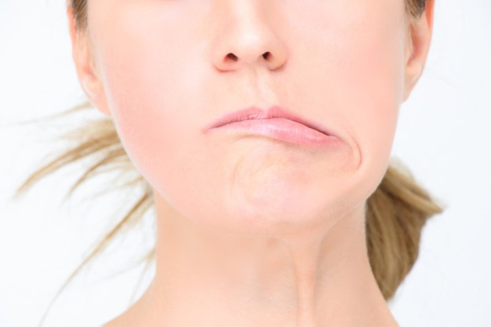 Miệng méo. Người có kiểu miệng méo, lệch, không cân xứng thì thường nói lời giả dối. Nếu có thêm đặc điểm là môi trên quá mỏng tới mức không che kín hàm răng, thì đó là người thích gieo rắc thị phi. Ngoài miệng thì ra vẻ nghiêm chỉnh, đứng đắn, nhưng trong thâm tâm lại đi bới móc, soi mói người khác. Thông tin chỉ mang tính chất tham khảo!