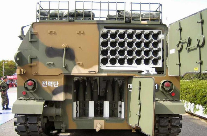 K-9 được trang bị pháo chính 155mm L52 với chiều dài nòng bằng 52 lần cỡ đạn. Pháo có tầm bắn tiêu chuẩn khoảng 30km, phạm vi tối đa từ 38-56km với đạn pháo tăng tầm.