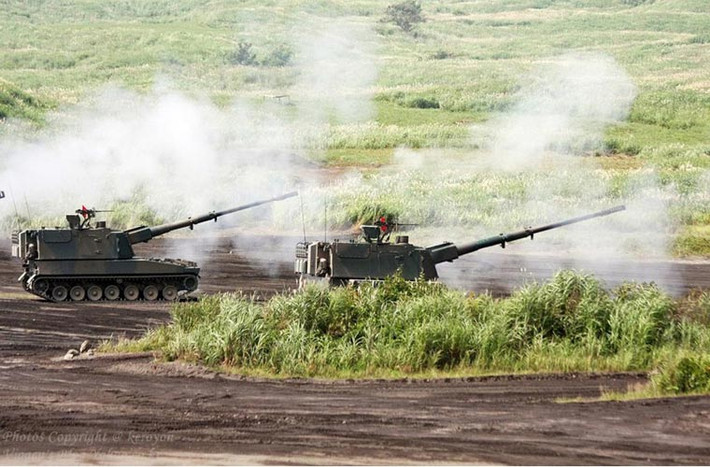 Type 99 155mm có tầm bắn tối đa 30km với đạn pháo thông thường, 38km với đạn pháo tăng tầm. Ngoài ra nó còn được trang bị 1 đại liên MHB 12,7mm.