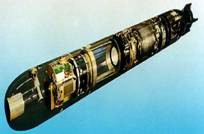 Torpedo 62 cỡ 533mm có trọng lượng nặng hơn 1,4 tấn, được thiết kế để tấn công tàu ngầm ở độ sâu tới 500m, trang bị hệ thống dẫn đường sonar chủ động/thụ động. Với việc trang bị một động cơ đẩy tiên tiến Torpedo 62 có thể di chuyển với tốc độ 40 hải lý/giờ, tầm bắn 40km. Đặc biệt, Torpedo 62 còn có khả theo dõi và phân loại từng mục tiêu cùng lúc trước khi đưa ra quyết định tấn công.