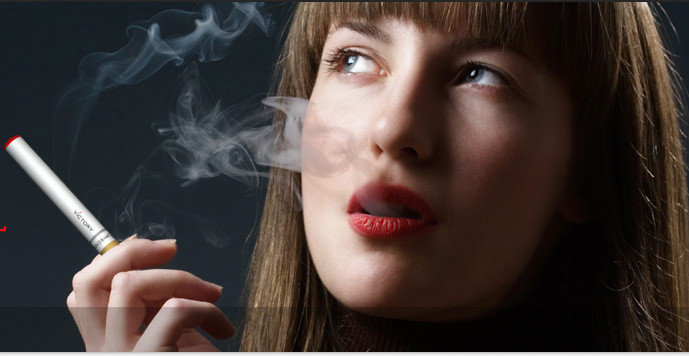 Những chị em thường xuyên hút thuốc lá: Chất nicotin có trong thuốc lá làm hỏng các nhung mao phủ trên các thành ống và làm giảm cử động của các vòi trứng, gây khó khăn cho quá trình trứng thụ di chuyển về tử cung gây nên thai ngoài tử cung.