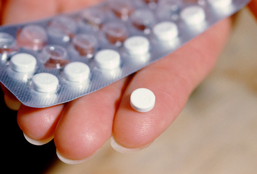 Phụ nữ dùng hormone estrogen và progesteron có thể làm thay đổi chuyển động bình thường lông mao của liên bào vòi trứng, khiến sự di chuyển của trứng đã thụ tinh vào tử cung chậm đi nên đã làm tổ ngay tại vòi trứng, dẫn tới chửa ngoài tử cung.