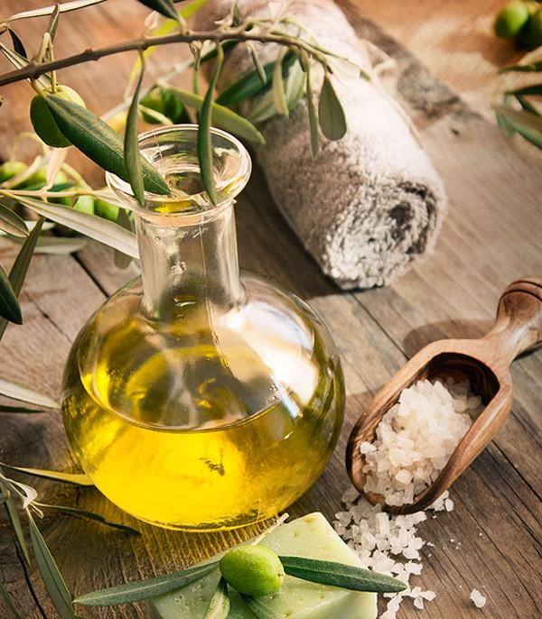Dầu oliu + Muối biển. Trong khi tác dụng của muối biển là làm bong những tế bào chết thì dầu oliu lại có khả năng giữ ẩm, đem lại sự mềm mại cho làn da. Đây là cách tẩy da chết thích hợp để áp dụng cho không chỉ khuôn mặt mà cả toàn thân.