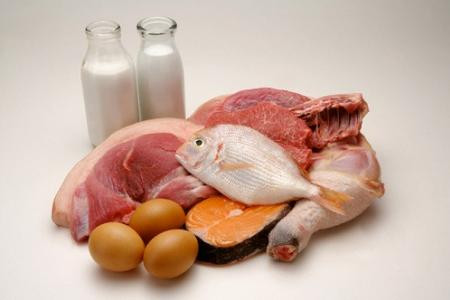 Bổ sung protein chất lượng cao để phòng tình trạng thiếu máu do thiếu sắt. Cách bổ sung hợp lý và an toàn nhất là sử dụng các loại thực phẩm như cá tươi, thịt gà, thịt lợn, trứng, sữa, đậu và các chế phẩm từ đậu nành.