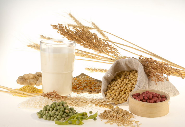 Các loại đậu. Trong đậu có chứa oligosaccharides khiến dạ dày khó tiêu hóa, do dó sẽ sản sinh khí đường ruột. Ăn nhiều các sản phẩm đậu lên men như đậu phụ, natto (món ăn truyền thống của Nhật Bản làm từ hạt đậu tương lên men), chao... thì hệ tiêu hóa sẽ được cải thiện rất nhiều.