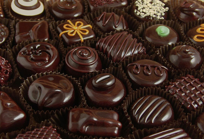 Sô cô la có chứa một lượng lớn theobromine gây co giãn cơ thực quản khiến axit dạ dày dễ trào ngược vào thực quản.