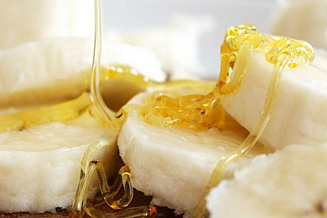 Mặt nạ chuối và mật ong. Trộn chuối và mật ong trong một cái bát, sau đó thêm nước cốt chanh và đảo đều. Khi hỗn hợp đã hòa quyện, bạn đắp lên mặt và để khoảng 15 phút. Cuối cùng, rửa sạch với nước ấm và lau mặt bằng một chiếc khăn mềm.
