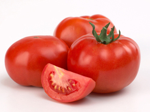 Cà chua giúp da mặt sáng hơn. Cà chua có thể cải thiện tầm nhìn của bạn, các vitamin A mà cà chua cung cấp có thể cải thiện thị lực và giúp ngăn ngừa bệnh quáng gà. Nghiên cứu gần đây cho thấy rằng tiêu thụ cà chua có thể giúp giảm nguy cơ thoái hóa điểm vàng, một bệnh mắt nghiêm trọng và không thể đảo ngược.