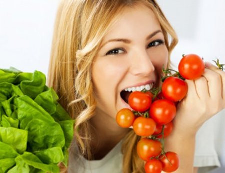 Cà chua giúp bạn giảm cân nhanh. Để giảm cân nhanh, bạn có thể ăn cà chua trong bữa tối hoặc bữa ăn nhẹ ban đêm. Nước ép cà chua uống trước khi đi ngủ cũng là một thần dược giúp lấy lại vòng eo một cách nhanh nhất. Lý do ăn cà chua giảm cân vì cà chua có chứa một số axit citric, thúc đẩy quá trình chuyển hóa đường và đốt cháy chất béo. Lycopene và kiềm chế việc tạo ra các tế bào mỡ và hấp thụ quá nhiều chất béo.