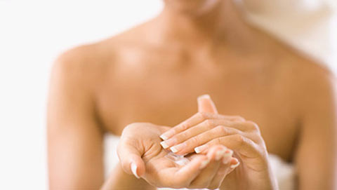 Kem dưỡng ẩm là một sản phẩm ai cũng cần để cung cấp độ ẩm cho da mềm mịn. Sử dụng kem dưỡng ẩm giúp chị em văn phòng tránh được những ảnh hưởng từ việc sử dụng máy tính và ngồi điều hòa quá lâu.